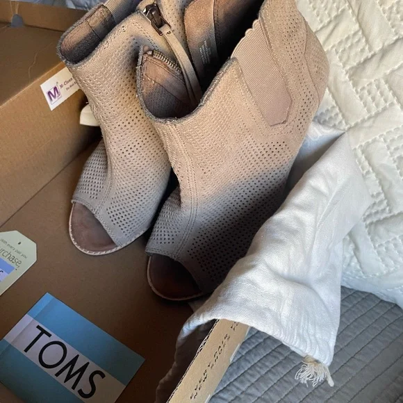 Toms majorca bootie Sz 8
Orig owner. 
Retails$98 Buckle
Box & Boot Cover Inc
EUC - Picture 3 of 7